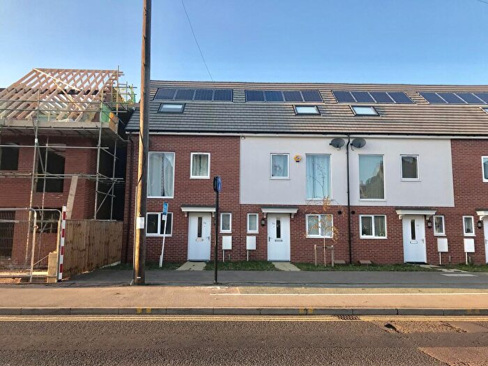 3 Bedroom Town House To Rent In Kempston Road, Bedford, MK42