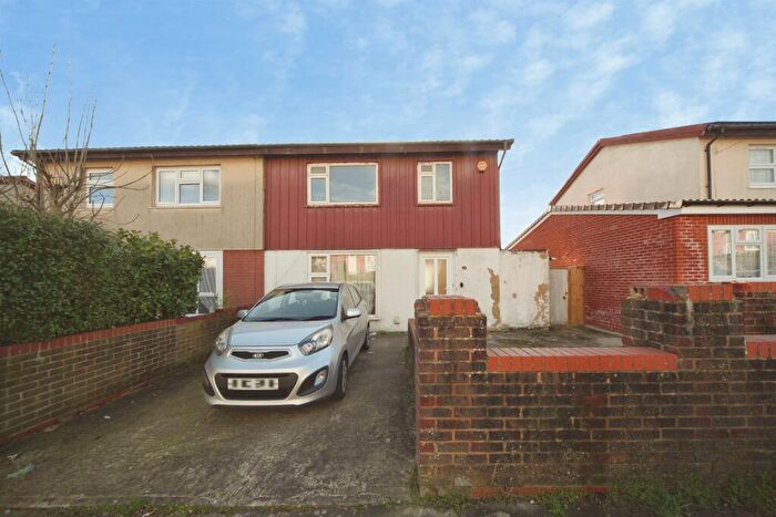 3 Bedroom Semi Detached House For Sale In Dovehouse Hill, Luton, LU2