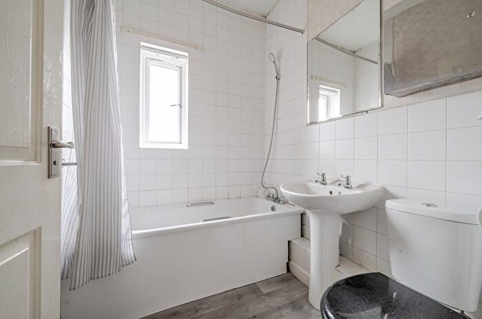 2 Bedroom Semi-Detached House For Sale In Grantham Road, London, E12