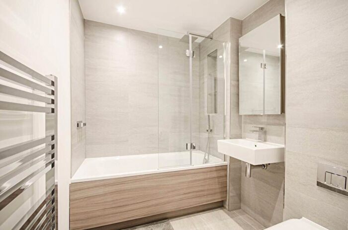 2 Bedroom Flat For Sale In Lismore Boulevard, Barnet, London, NW9