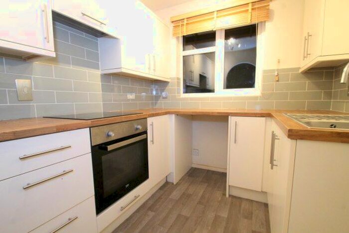 2 Bedroom Flat To Rent In Oak Apple Court, London, SE12