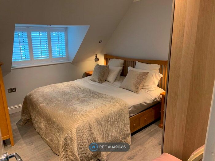 2 Bedroom Flat To Rent In Hill Avenue, Amersham, HP6