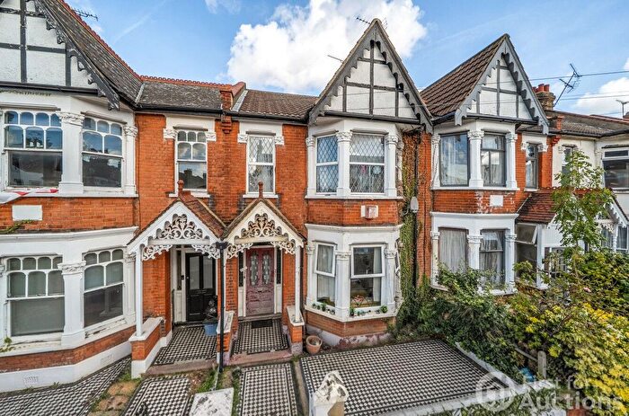 2 Bedroom Flat For Sale In Westborough Road, Westcliff-On-Sea, Essex, SS0