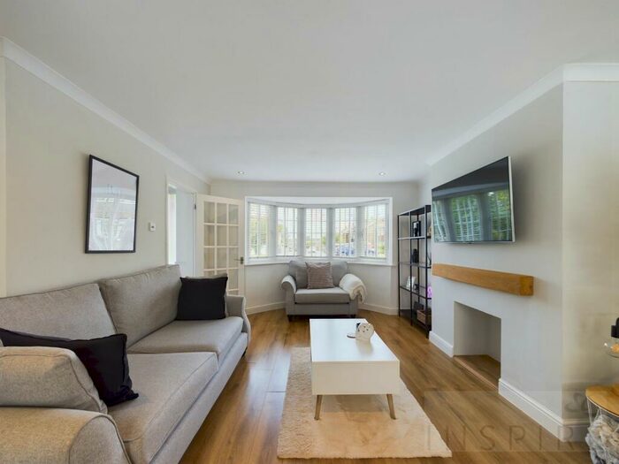 3 Bedroom End Of Terrace House For Sale In Lyndhurst Close, Crawley, RH11