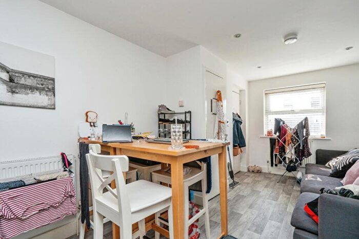 1 Bedroom Flat For Sale In Manor Park Avenue, Portsmouth, Hampshire, PO3