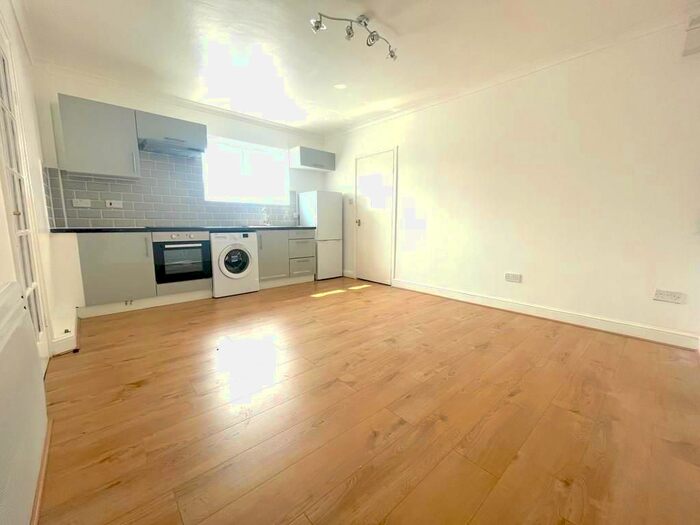 1 Bedroom Flat To Rent In Featherby Road, Gillingham, ME8