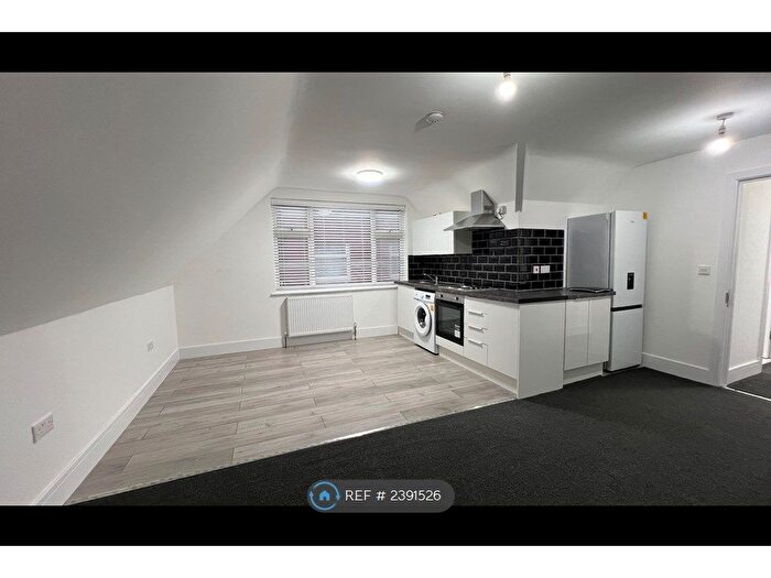 Studio To Rent In Marlands Road, Clayhall, IG5