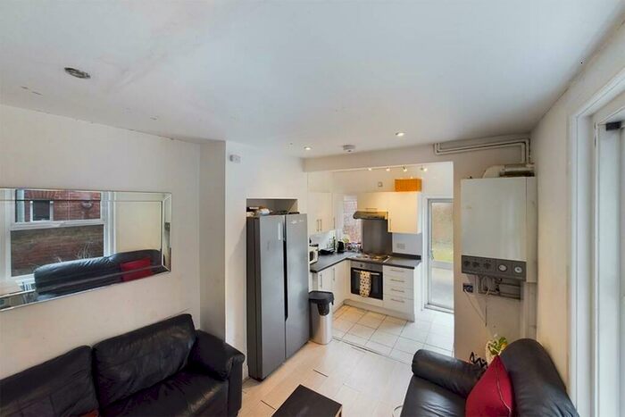 5 Bedroom House To Rent In Coventry Road, Southampton, SO15