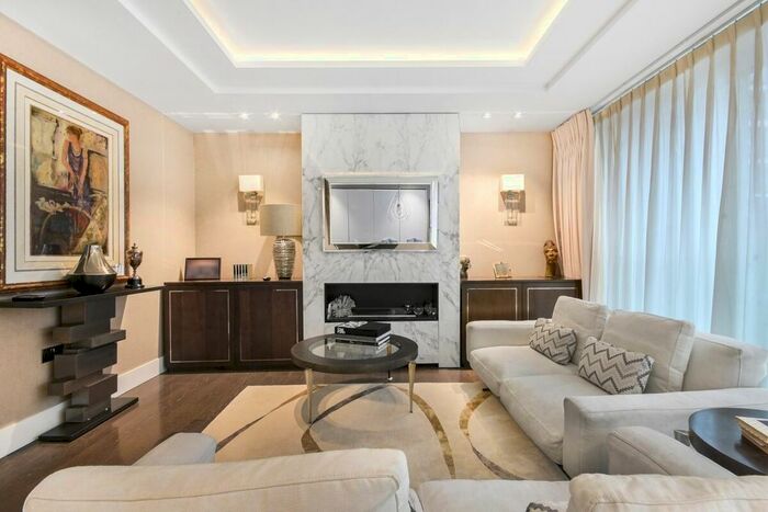 2 Bedroom Flat To Rent In Kensington High Street, London, W14