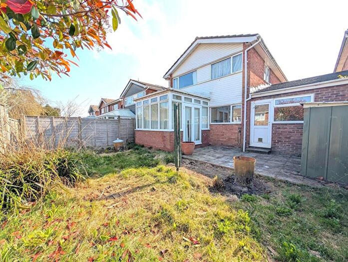 3 Bedroom Link Detached House For Sale In Hillbrook Road, Thornbury, Bristol, BS35