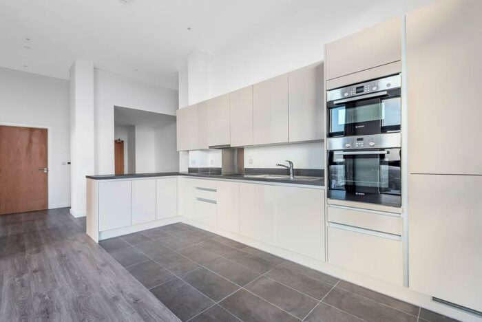 3 Bedroom Flat To Rent In Sutton Court Road Sutton, SM1