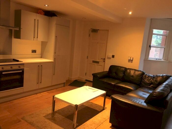 4 Bedroom Flat To Rent In Hyde Terrace, Leeds, West Yorkshire, LS2