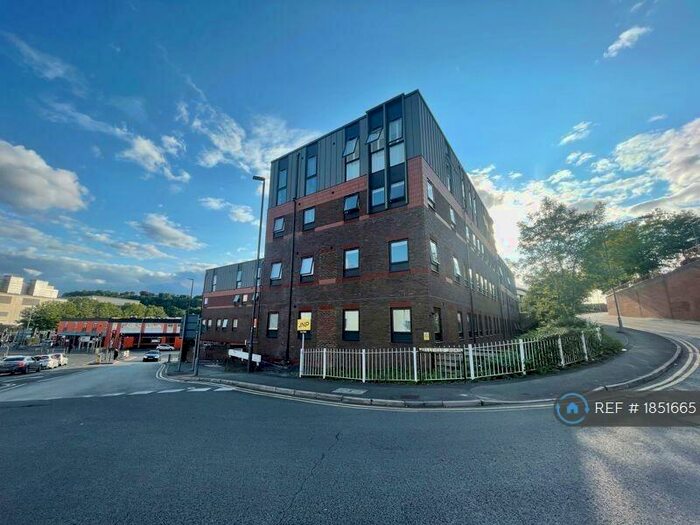 1 Bedroom Flat To Rent In Bellfield Road, High Wycombe, HP13