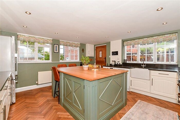 4 Bedroom End Of Terrace House For Sale In High Street, Dormansland, Surrey, RH7