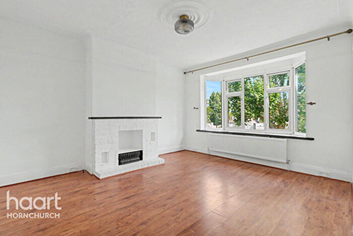 2 Bedroom Apartment For Sale In Wingletye Lane, Hornchurch, RM11
