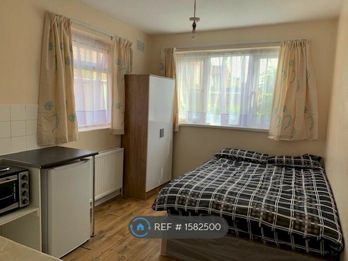 Studio To Rent In Hornsey Park Road, London, N8
