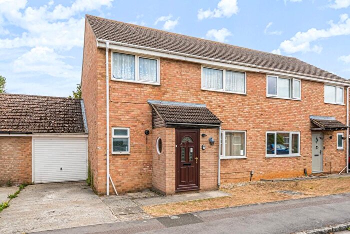 3 Bedroom Semi-Detached House For Sale In Queens Road, Carterton, Oxfordshire, OX18