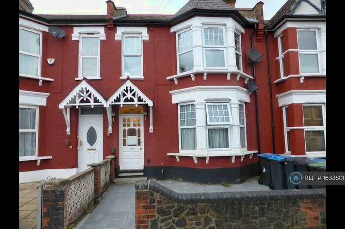 Studio To Rent In Melbourne Avenue, London, N13