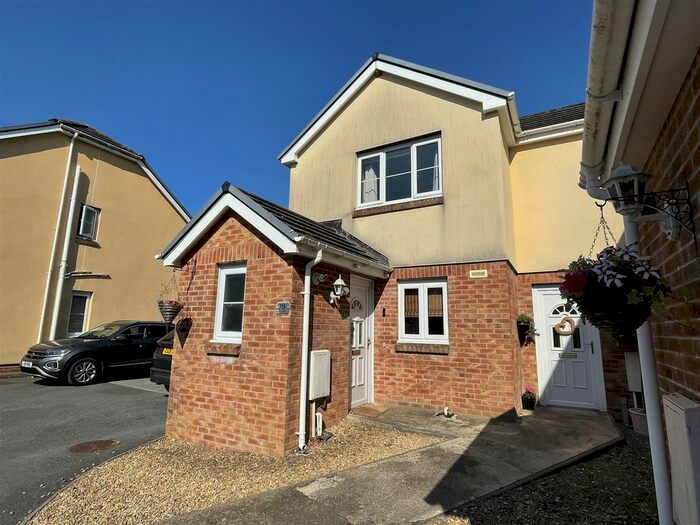 2 Bedroom End Of Terrace House To Rent In Fforest Fach, Tycroes, Ammanford, SA18