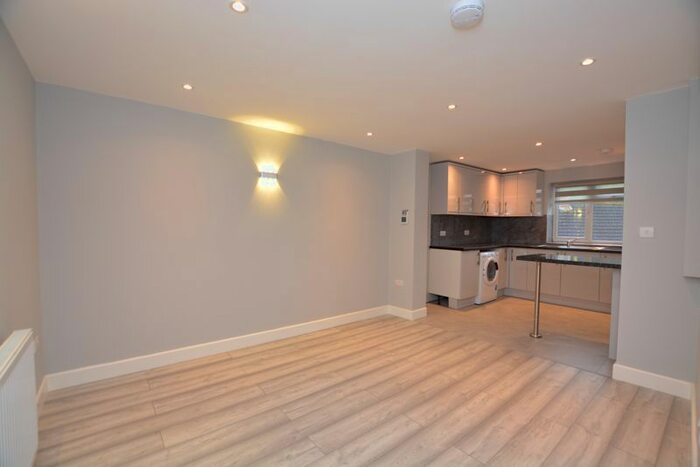 2 Bedroom Flat To Rent In Greenford Gardens, Greenford, UB6