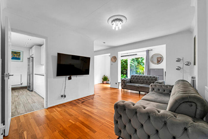 3 Bedroom End Of Terrace House For Sale In Aitken Road, Barnet, EN5