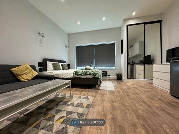 Studio To Rent In Alma Street, Luton, LU1