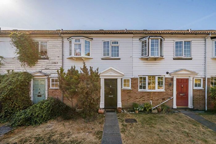 3 Bedroom Property For Sale In Queensbridge Park, Twickenham, TW7
