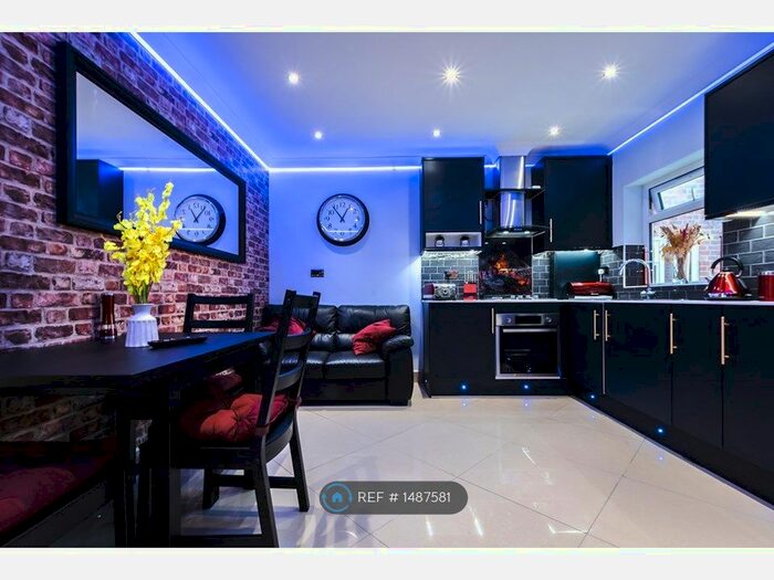 2 Bedroom Flat To Rent In Gables Lodge -, Reading, RG1