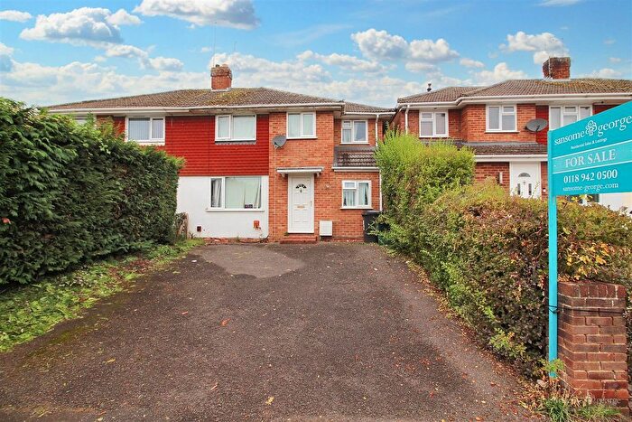 3 Bedroom Semi-detached House For Sale In Cotswold Way, Tilehurst, Reading, RG31