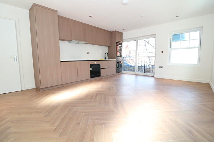 1 Bedroom Flat To Rent In Lyons Court, Dorking, RH4