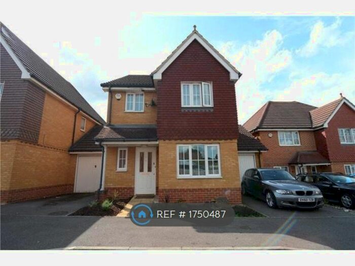 3 Bedroom Detached House To Rent In Oakfield Place, Farnborough, GU14