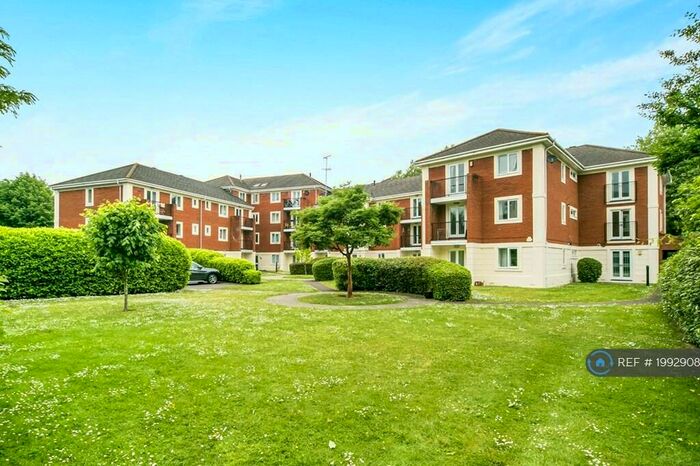 2 Bedroom Flat To Rent In Shelley Court, Reading, RG1