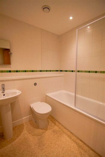 2 Bedroom Flat To Rent In Large Flat With Garage | Highbank, H. Heath, RH16