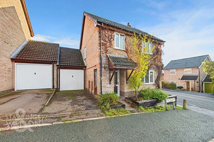 3 Bedroom Link Detached House For Sale In Lindford Drive, Eaton, Norwich, NR4