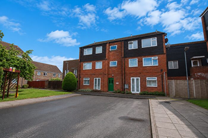 2 Bedroom Flat To Rent In Rochfords Gardens, Slough, SL2