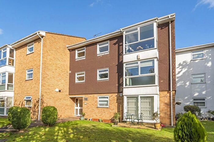 2 Bedroom Flat To Rent In Bushey Heath, Hertsmere, WD23