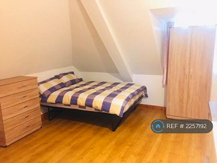 Studio To Rent In Highfield Road, London, N21