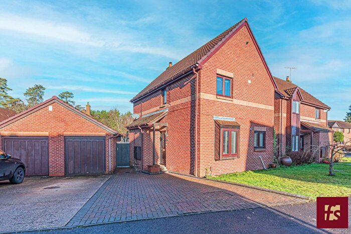 3 Bedroom Detached House For Sale In Merryman Drive, Crowthorne, RG45