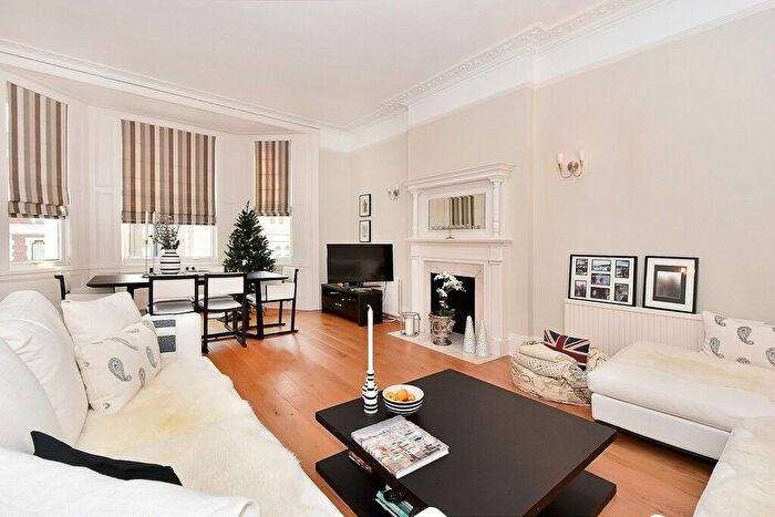 3 Bedroom Flat To Rent In Phillimore Place, London, W8