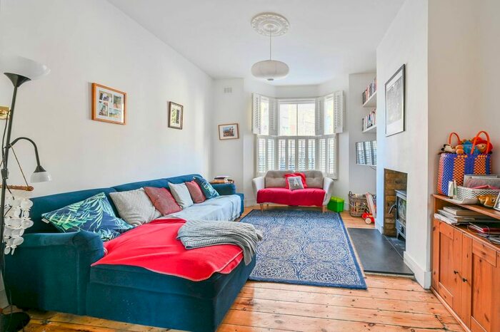 3 Bedroom Flat To Rent In Trafalgar Street, Elephant And Castle, London, SE17