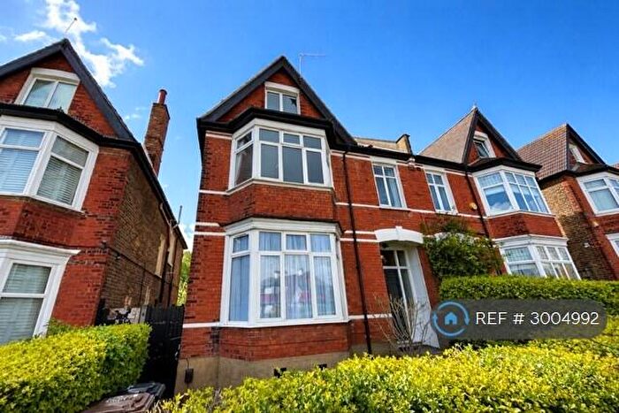 3 Bedroom Flat To Rent In Coopers Lane, London, SE12