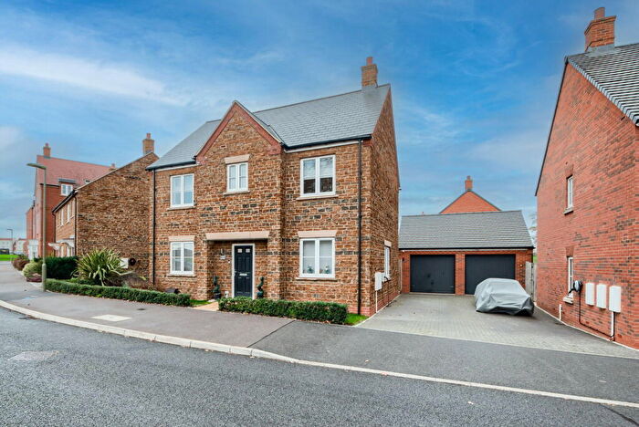 4 Bedroom Detached House For Sale In Thenford Way, Banbury, OX16