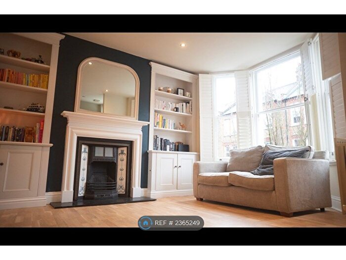2 Bedroom Flat To Rent In Clapham, London, SW4