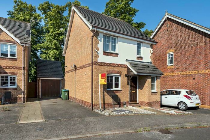3 Bedroom Detached House To Rent In Rivetts Close, Aylesbury, HP21