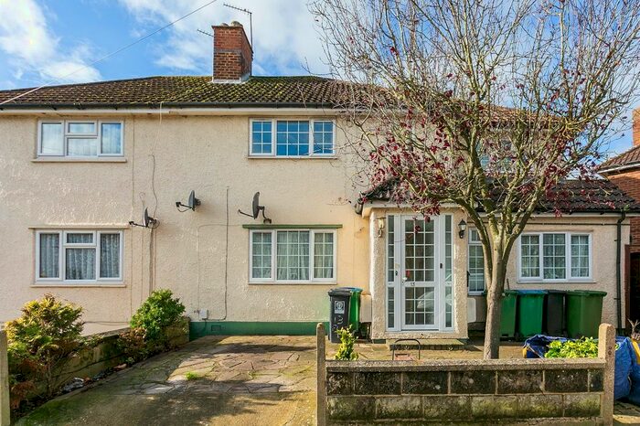 2 Bedroom Maisonette To Rent In Hemming Way, Watford, Hertfordshire, WD25