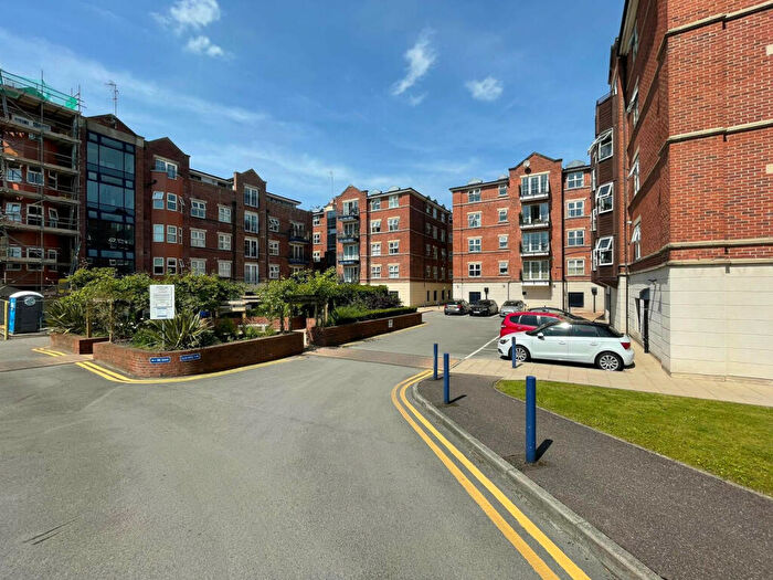 3 Bedroom Apartment To Rent In Carisbrook Road, Leeds, West Yorkshire, LS16