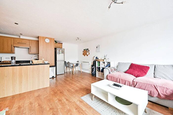 2 Bedroom Flat To Rent In Earls Court Road, Earls Court, London, SW5