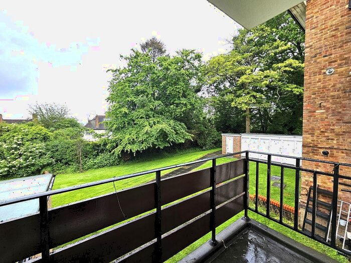 2 Bedroom Flat To Rent In Cedar Drive, East Finchley, N2