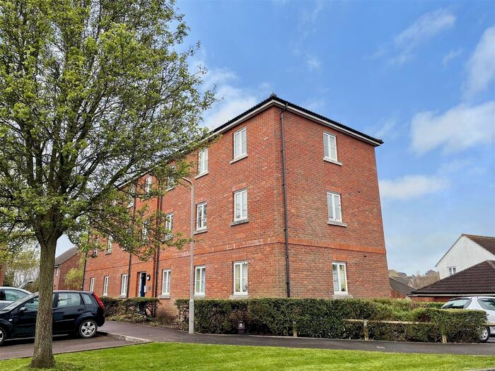 2 Bedroom Flat To Rent In Field Close, Sturminster Newton, DT10