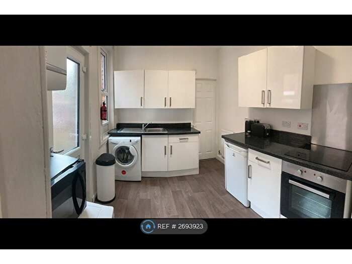 3 Bedroom Flat To Rent In Buston Terrace, Newcastle Upon Tyne, NE2